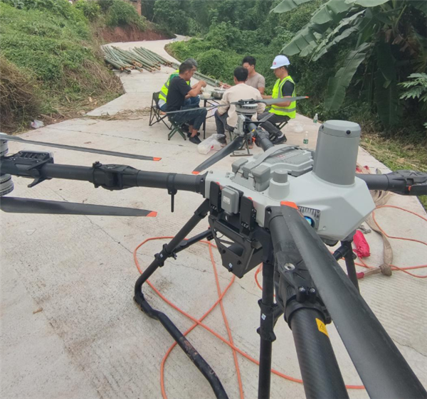 00后小伙用无人机吊运竹：月赚4万 单日运输量达10吨