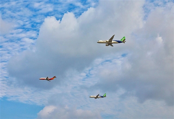中国商飞C909、C919三机编队气贯长虹！C929模型亮相