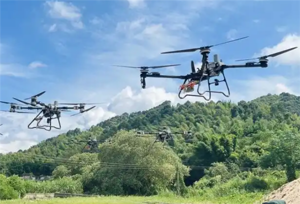 00后小伙用无人机吊运竹：月赚4万 单日运输量达10吨