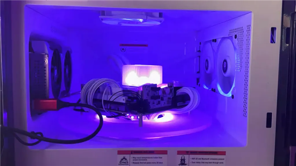 梦幻跨界产品：微波炉改造成PC整机！门作为显示屏、主板置于转盘