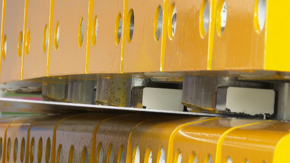 中国航空制造装备重大突破！世界最大蒙皮拉伸机通过验收