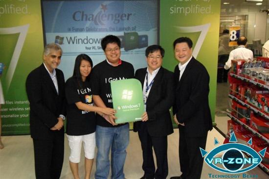 日本抢先正式发售Windows 7 盛况欣赏