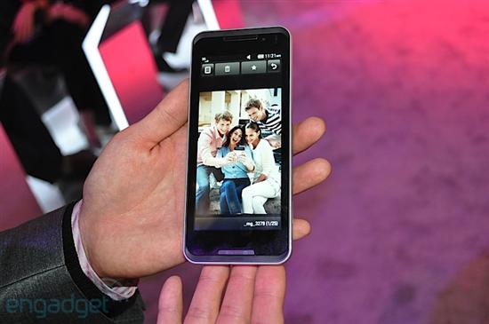 Atom处理器4.8寸触摸屏 LG GW900真机图赏