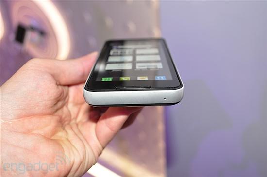 Atom处理器4.8寸触摸屏 LG GW900真机图赏