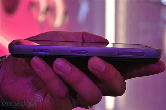 Atom处理器4.8寸触摸屏 LG GW900真机图赏