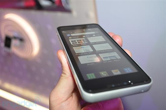 Atom处理器4.8寸触摸屏 LG GW900真机图赏