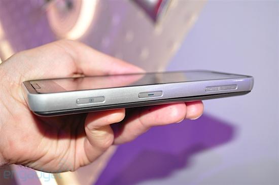 Atom处理器4.8寸触摸屏 LG GW900真机图赏