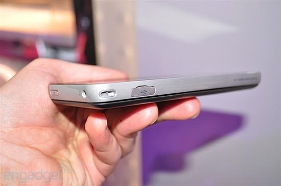 Atom处理器4.8寸触摸屏 LG GW900真机图赏