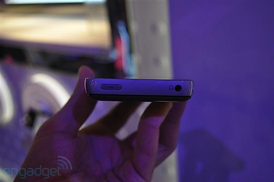 Atom处理器4.8寸触摸屏 LG GW900真机图赏