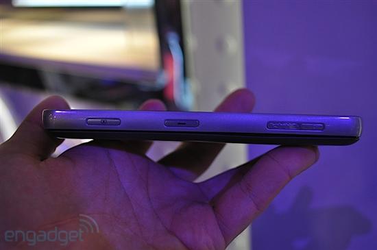 Atom处理器4.8寸触摸屏 LG GW900真机图赏