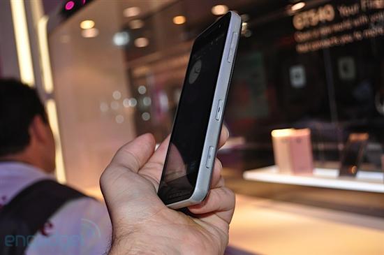 Atom处理器4.8寸触摸屏 LG GW900真机图赏