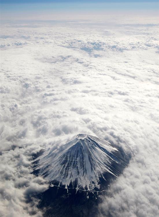 令人震撼 空中俯拍日本富士山美景