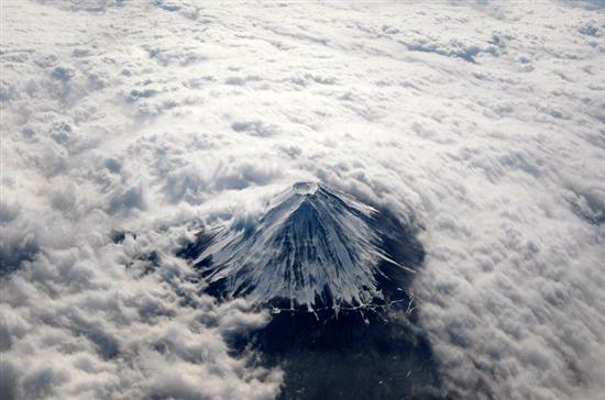 令人震撼 空中俯拍日本富士山美景