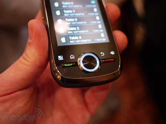 摩托罗拉发布首款Android系统一键通话手机i1