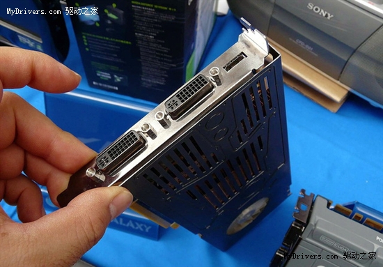 全球首款单插槽GeForce GTX 470展示