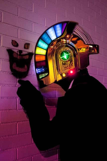 耗时17个月的力作：&ldquo;傻朋克&rdquo;超级炫酷头盔