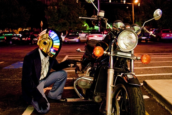 耗时17个月的力作：&ldquo;傻朋克&rdquo;超级炫酷头盔