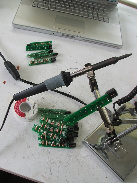 耗时17个月的力作：&ldquo;傻朋克&rdquo;超级炫酷头盔