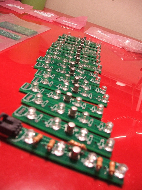 耗时17个月的力作：&ldquo;傻朋克&rdquo;超级炫酷头盔