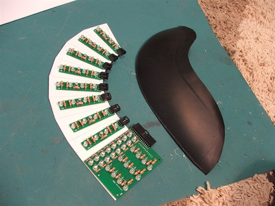 耗时17个月的力作：&ldquo;傻朋克&rdquo;超级炫酷头盔