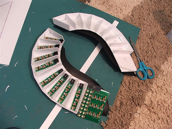 耗时17个月的力作：&ldquo;傻朋克&rdquo;超级炫酷头盔