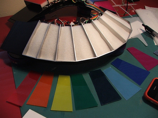 耗时17个月的力作：&ldquo;傻朋克&rdquo;超级炫酷头盔