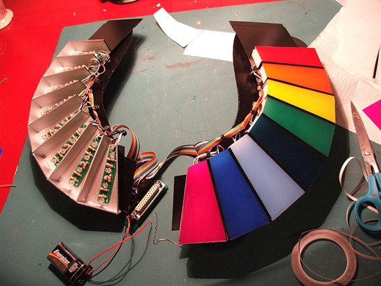 耗时17个月的力作：&ldquo;傻朋克&rdquo;超级炫酷头盔