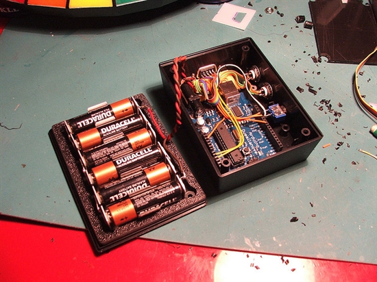 耗时17个月的力作：&ldquo;傻朋克&rdquo;超级炫酷头盔