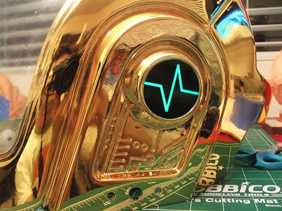 耗时17个月的力作：&ldquo;傻朋克&rdquo;超级炫酷头盔