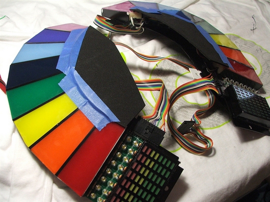 耗时17个月的力作：“傻朋克”超级炫酷头盔