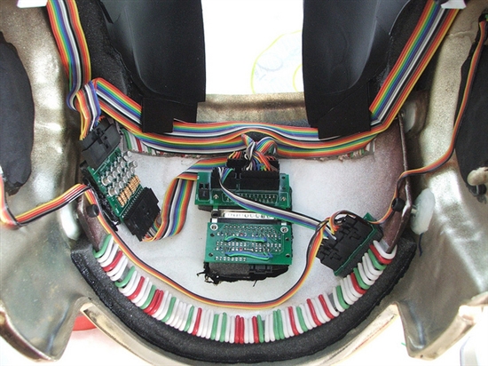 耗时17个月的力作：“傻朋克”超级炫酷头盔