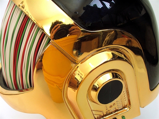 耗时17个月的力作：“傻朋克”超级炫酷头盔