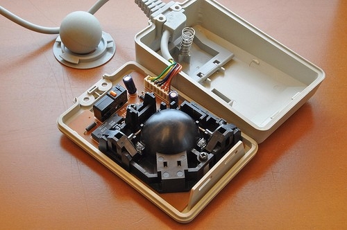 苹果鼠标26年进化：从机械到多点触控