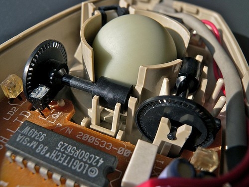 苹果鼠标26年进化：从机械到多点触控