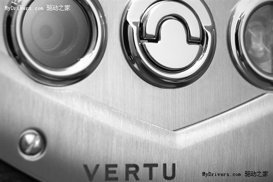 诺基亚Vertu首款全键盘奢华手机开卖