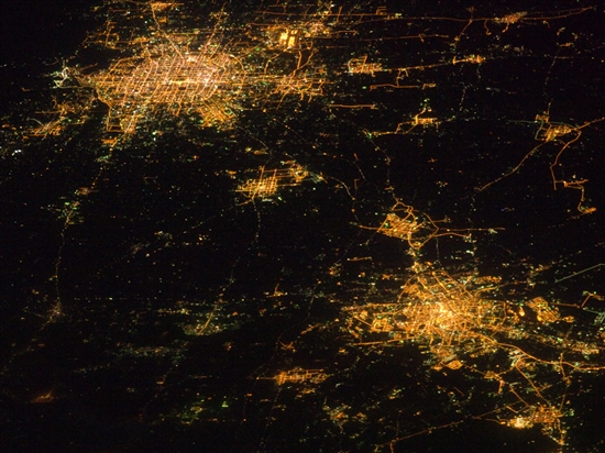 国际空间站宇航员太空拍下北京天津夜景