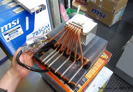 史上最庞大CPU散热器登场 四风扇十二热管