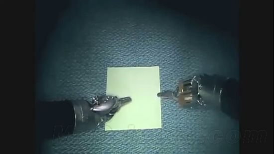 视频:医用机械手巧折纸飞机