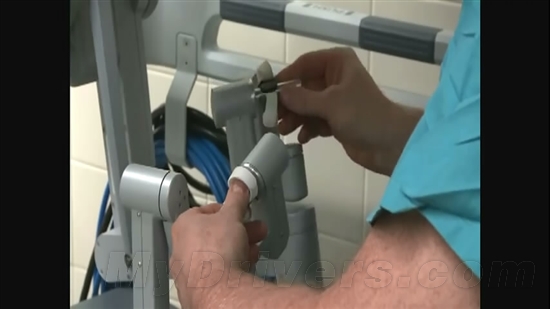 视频:医用机械手巧折纸飞机