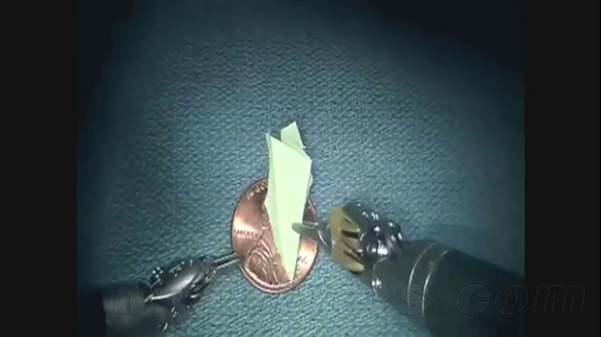 视频:医用机械手巧折纸飞机
