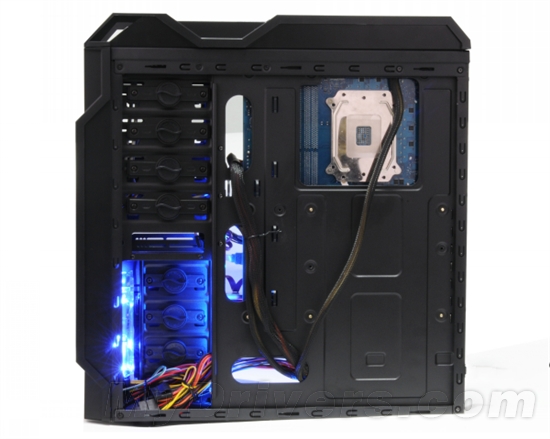 极品散热/背部走线！ 雷暴3000旗舰版机箱曝光