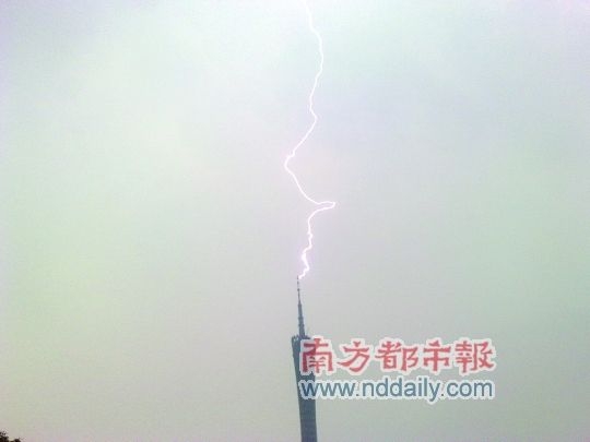 雷电劈中广州塔瞬间