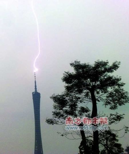 雷电劈中广州塔瞬间