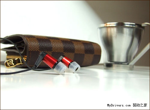 时尚夏日别样红：力仕普罗新型耳塞上市