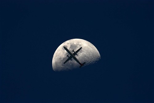 令人吃惊的月球照 抓拍飞机穿越瞬间