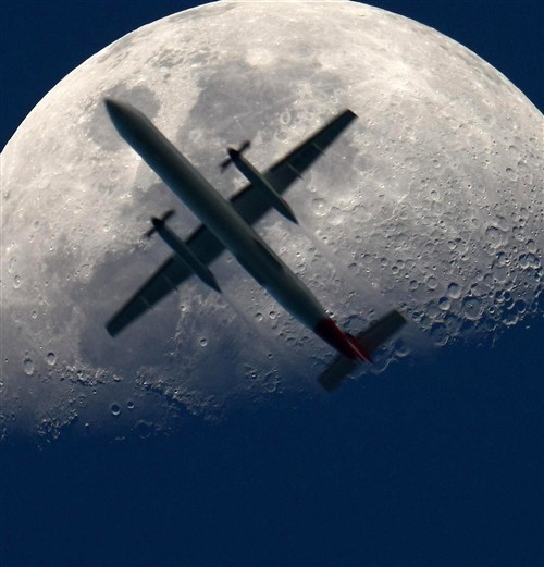 令人吃惊的月球照 抓拍飞机穿越瞬间
