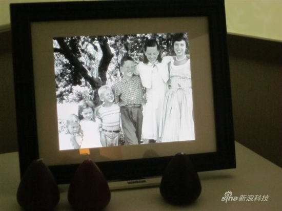 数码相框也自动更新成了老照片