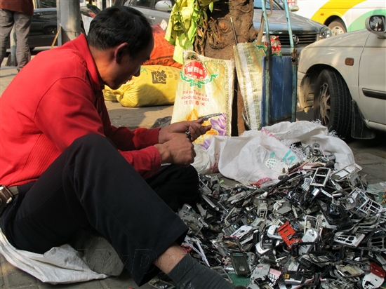 世界看中国：亿万旧手机如何回收？