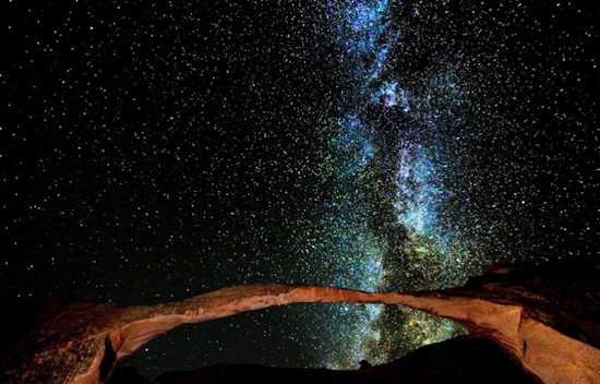 数码相机拍摄壮观银河画面