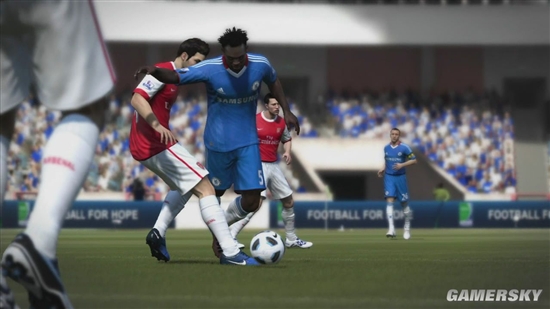 《FIFA 12》首则预告片公布 冲撞系统展示